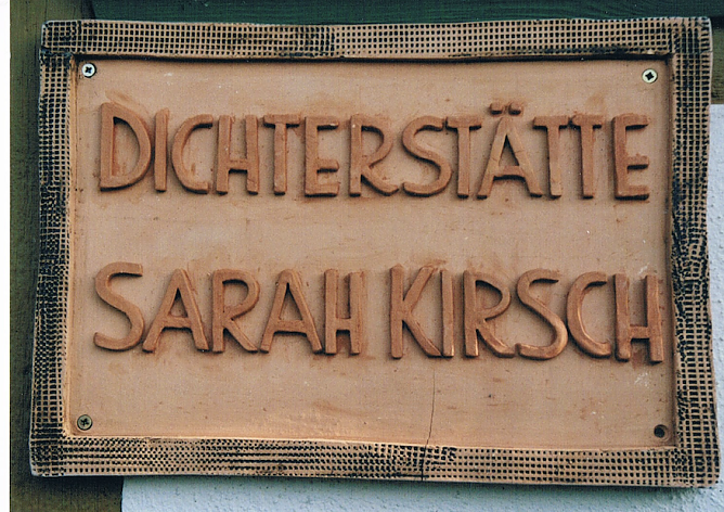 Keramiktafel am Geburtshaus Sarah Kirschs in Limlingerode seit Ende 2002 (Foto: Heidelore Kneffel)