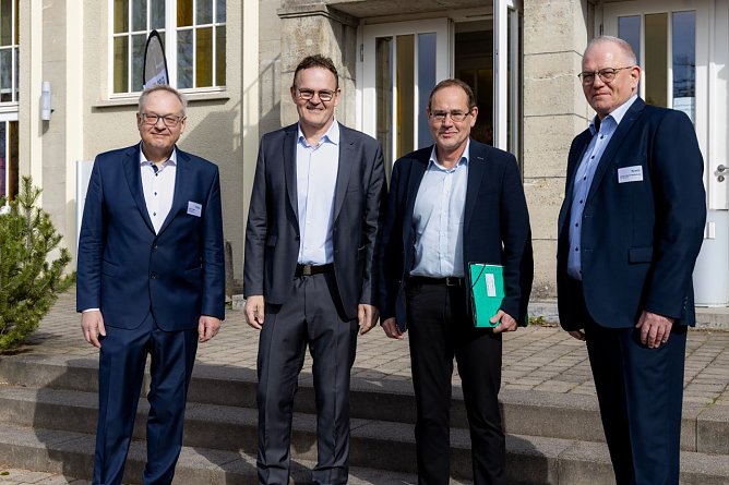 v.l.: Holger Ortleb, Gesch&auml;ftsf&uuml;hrer des Bundesverbandes der Gipsindustrie und der Forschungsvereinigung der Gipsindustrie; Prof. Dr. J&ouml;rg Wagner, Pr&auml;sident der Hochschule Nordhausen; Tilo Kummer, Umweltminister Th&uuml;ringen; Stefan Heyne-Waltenburg, Etex Group. (Foto: Tina Bergknapp)