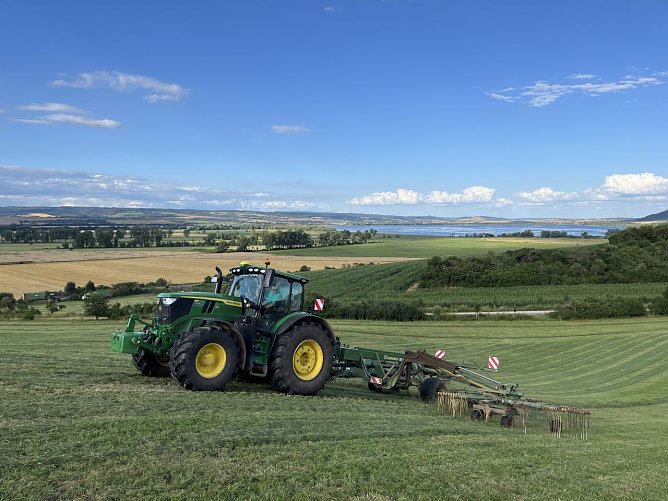 Moderner Ackerbau in der Goldenen Aue (Foto: S&uuml;dharzer Landhandel)