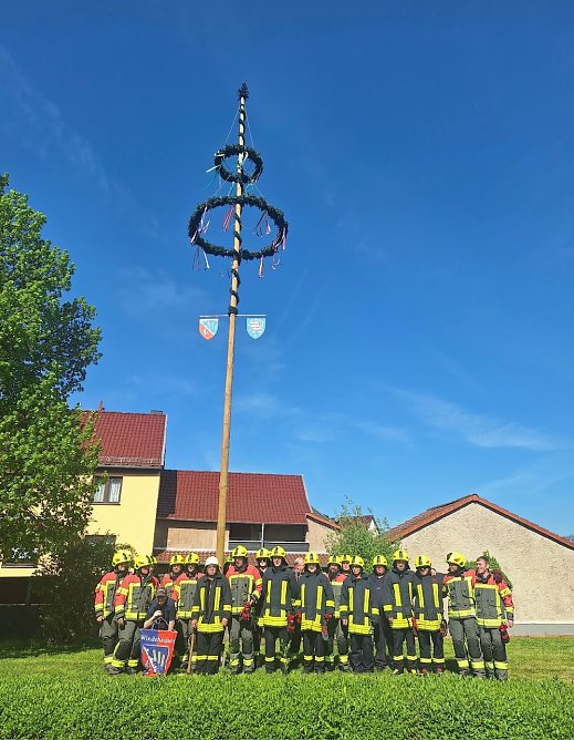 Einsatz erfolgreich: der Maibaum steht (Foto: J. Riechel) Einsatz erfolgreich: der Maibaum steht (Foto: J. Riechel)