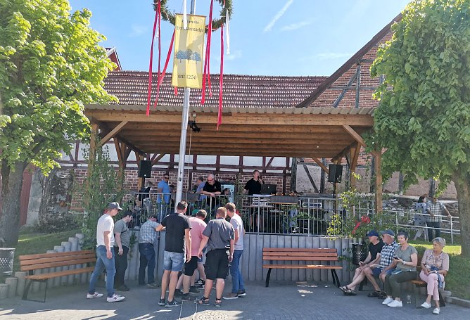 Maibaumsetzen in Hermannsacker (Foto: F.Seiler) Maibaumsetzen in Hermannsacker (Foto: F.Seiler)