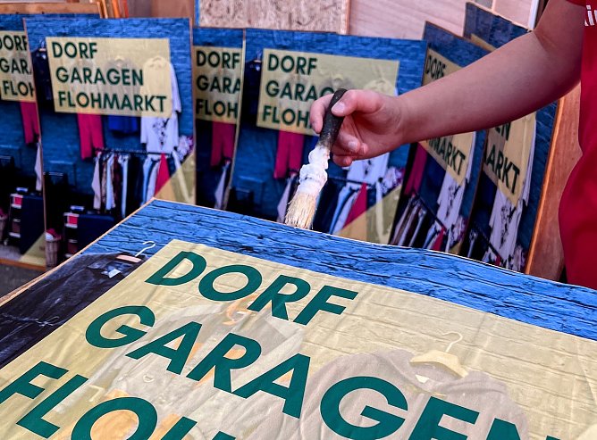Die Plakate f&uuml;r den Garagenflohmarkt in Niedersachswerfen und Harzungen erhielten im vergangenen Jahr ein Update. (Foto: Susanne Schedwill)