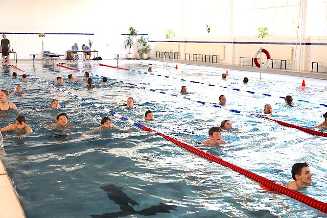 Volles Becken. Da kann es schon mal eng werden, wenn zahlreiche Vereine und Schulen aus der Region ihr Bestes geben. (Foto: Bundeswehr/ Peter)