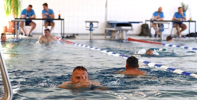 Daumen hoch � f&uuml;r eine sch&ouml;ne Veranstaltung mit hoher Motivation, vielen Bahnen, guter Stimmung und einer tollen Spendensumme (Foto: Bundeswehr/ Peter)