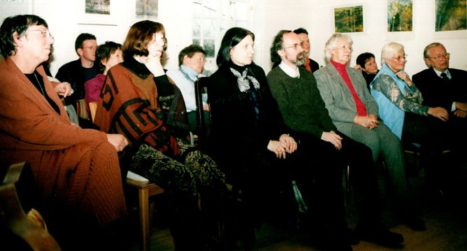 Die Sammelstuhlreihen sind gut gef&uuml;llt, hier mit Eva M&uuml;ller, Sarah Kirsch, der K&uuml;nstlerin Petra Albrecht und ihrem Mann Wolfgang (Foto: Heidelore Kneffel)