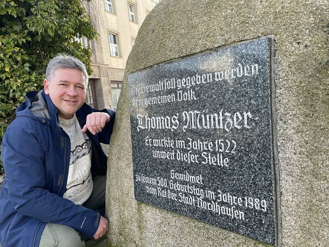 Thomas Müller am Gedenkstein für Thomas Müntzer am Kornmarkt (Foto: Kristin Müller) Thomas Müller am Gedenkstein für Thomas Müntzer am Kornmarkt (Foto: Kristin Müller)