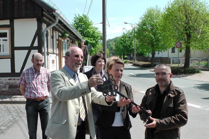 Schlüsselübergabe (Foto: Angelo Glashagel) Schlüsselübergabe (Foto: Angelo Glashagel)