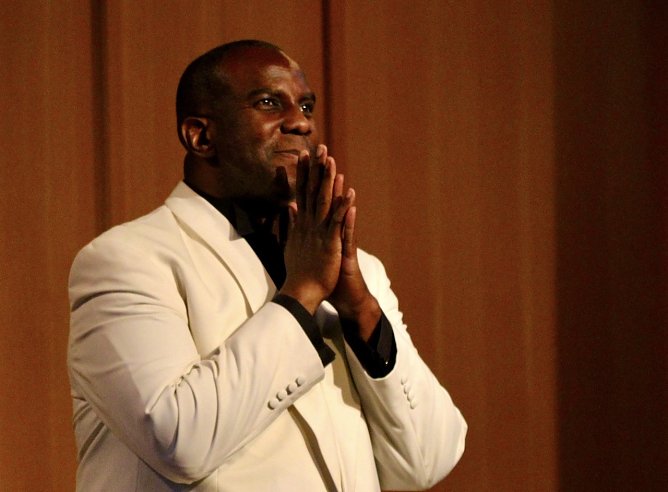 FELLAS-Tenor Marvin Scott auf Solopfaden im Jugendclubhaus (Foto: Eva Maria Wiegand)