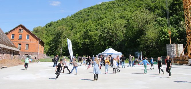 Die gro&szlig;e Bodenplatte des neuen Schulgeb&auml;udes gab f&uuml;r die Ilfelder Zweitkl&auml;ssler heute schon einen tollen Spielplatz ab (Foto: agl)