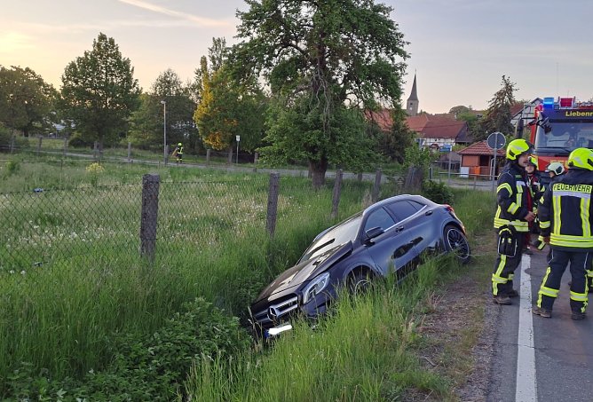 Unfall endet im Stra&szlig;engraben (Foto: S.Dietzel)