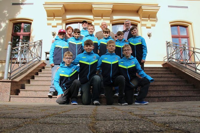 Mit viel Selbstvertrauen und ein wenig Hilfe aus dem Landratsamt geht es f&uuml;r die Handballer des Herder Gymnasiums kommende Woche nach Berlin zum Bundesfinale  (Foto: agl)