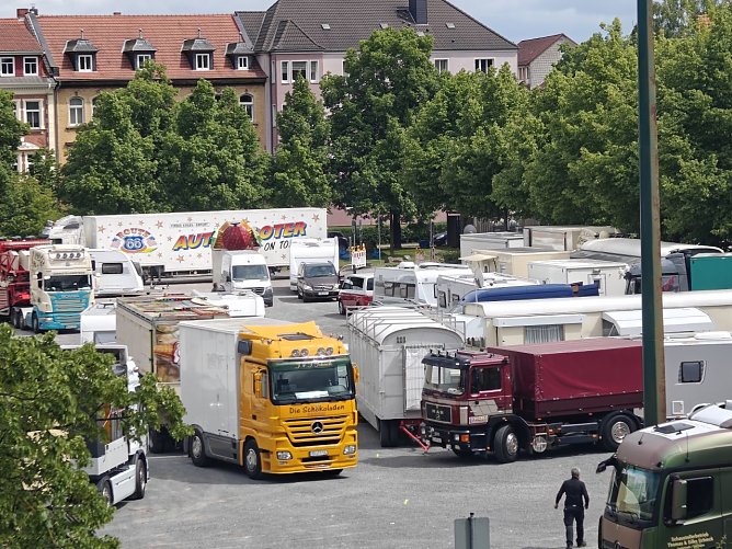 Reges Treiben auf dem August-Bebel-Platz (Foto: Peter Blei)