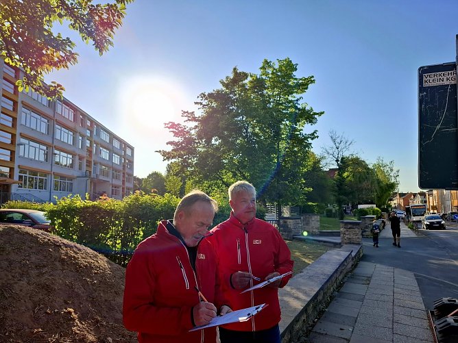 Bernd Kl&ouml;ppel und J&ouml;rg Lorenz an der K&auml;the-Kollwitz Grundschule in Nordhausen (Foto: ACE)