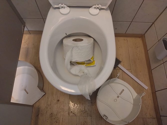 Beschädigte Toilette im Jugendclubhaus (Foto: A.Barth) Beschädigte Toilette im Jugendclubhaus (Foto: A.Barth)