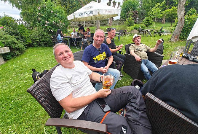 Eine M&auml;nner hatten sogar erfreuliche und hochaktuelle T-Shirts an  (Foto: P.Blei)