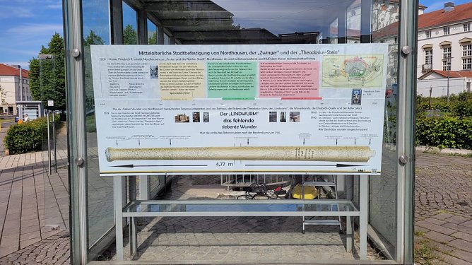 Neben dem Entwurf zum Lindwurm wird auch die Geschichte der Stadtmauer beleuchtet (Foto: M. Garke) Neben dem Entwurf zum Lindwurm wird auch die Geschichte der Stadtmauer beleuchtet (Foto: M. Garke)