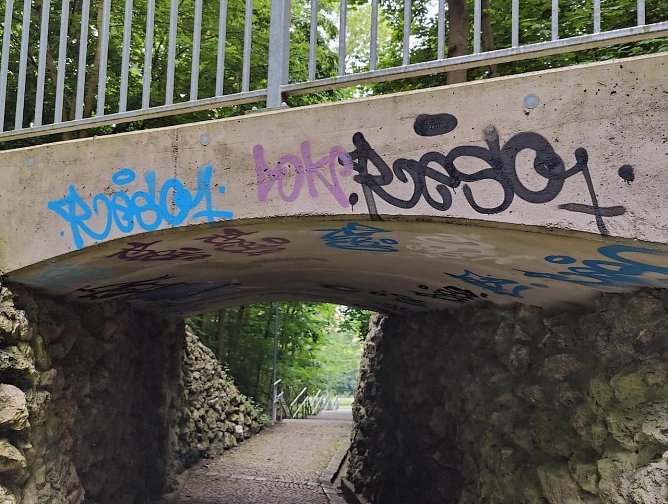"Liebestunnel" im Gehege: neue Beschriftungen angebracht (Foto: G.Müller) "Liebestunnel" im Gehege: neue Beschriftungen angebracht (Foto: G.Müller)