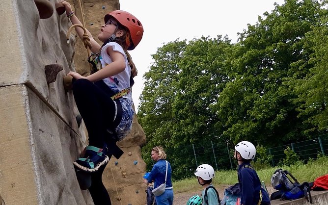 Spaß am Kletterfelsen (Foto: F.Tuschy) Spaß am Kletterfelsen (Foto: F.Tuschy)
