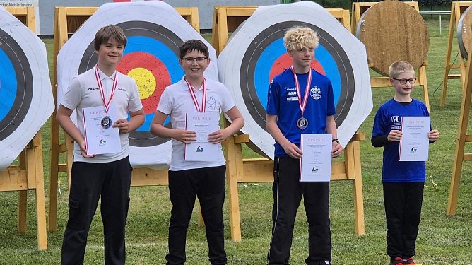 Tim (2.v.l.) hatte im Mai allen Grund zu strahlen (Foto: S.Helbing) Tim (2.v.l.) hatte im Mai allen Grund zu strahlen (Foto: S.Helbing)