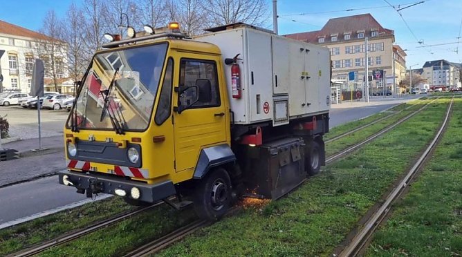 Schleifarbeiten am Schienennetz in Nordhausen (Foto: Verkehrsbetriebe Nordhausen GmbH) Schleifarbeiten am Schienennetz in Nordhausen (Foto: Verkehrsbetriebe Nordhausen GmbH)