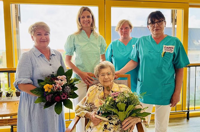 Gratulation zum 102. Geburtstag (Foto: Stadtverwaltung Nordhausen) Gratulation zum 102. Geburtstag (Foto: Stadtverwaltung Nordhausen)