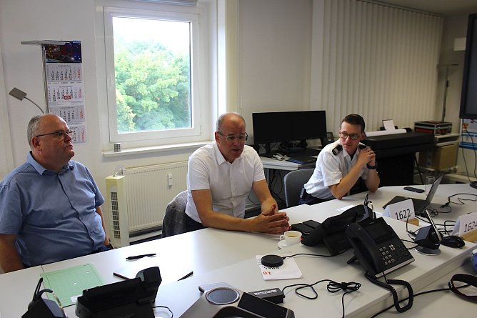 Fachgebietsleiter Tobias Mielke, Landrat Matthias Jendricke und Kreisbrandinspektor Daniel Kunze zogen heute Bilanz f&uuml;r 2024 (Foto: emw)