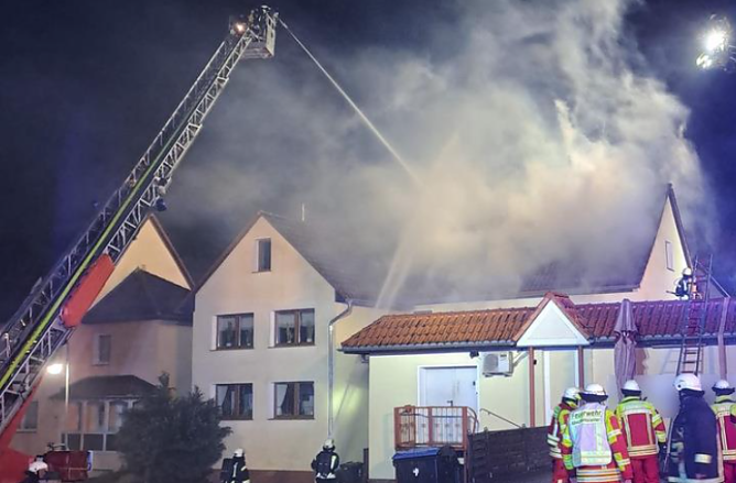 Einer der beiden Gro&szlig;br&auml;nde des letzten Jahres war dieser Dachstuhlbrand in Sollstedt (Foto: Landratsamt)