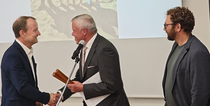 Zwei Staffelst&auml;be: Einer ging an Thomas Mund, der zweite an Eric Benkenstein (Foto: nnz)