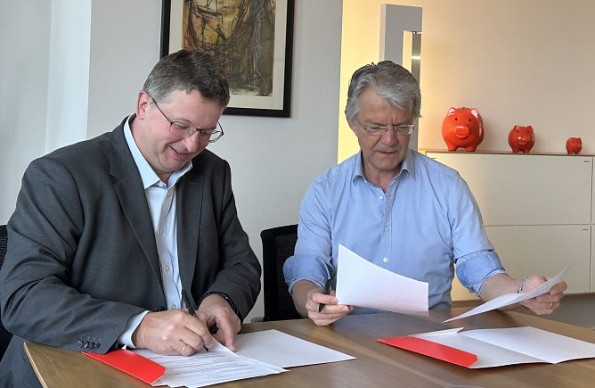 Seeber und Klajner unterzeichnen den Vertrag (Foto: KSK)