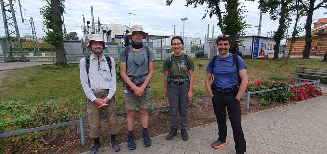 v.l.: Dr. Christian Richter, Bodo Schwarzberg, Sophie Dienewald und Bastian Bohm kurz vor dem Start am Bahnhof Waren (Foto: Bodo Schwarzberg)