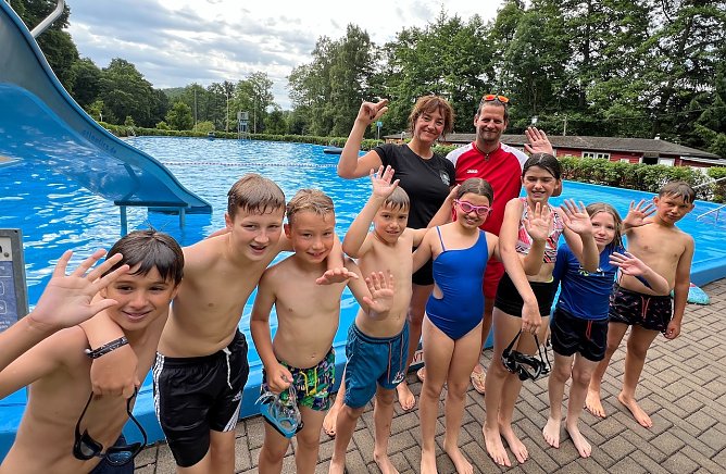Stellvertretende Schulleiterin Ulrike Bauersfeld mit Bademeister Roland Gerlach und Kindern der Evangelischen Grundschule Nordhausen im Waldbad Neustadt (Foto: U.Halbritter)
