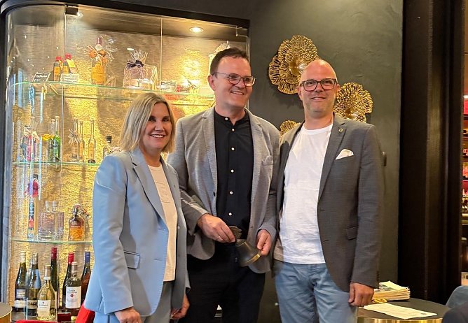 Professor Wagner &uuml;bergibt die F&uuml;hrung an die neuen Pr&auml;sidenten (Foto: Carsten Vogel)