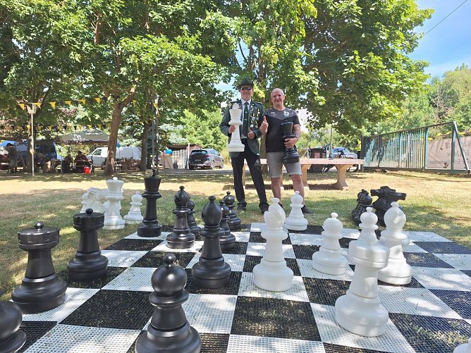 Daniel Hoffmeister, Vorsitzender Nordh&auml;user Sch&uuml;tzenkompanie 1420 und Torsten Scharder, Schachclub 1951 Nordhausen  (Foto: Torsten Schrader)