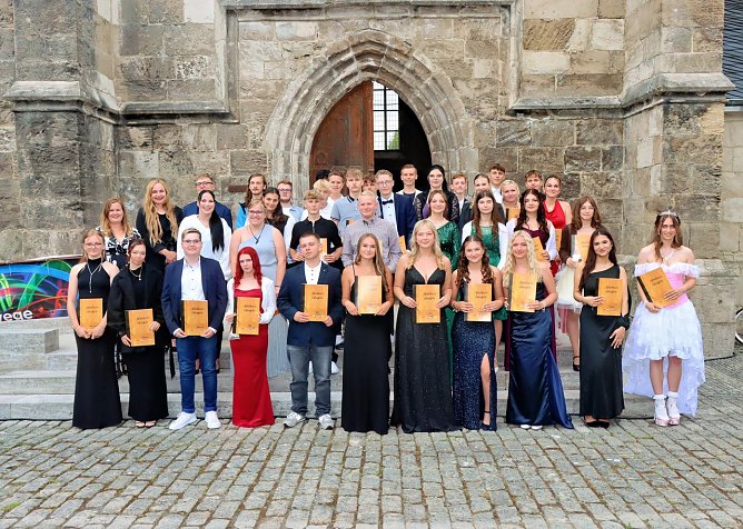 Die Absolventen der 9. und 10. Klassen vor St. Johannis in Ellrich (Foto: Oberschule Ellrich)