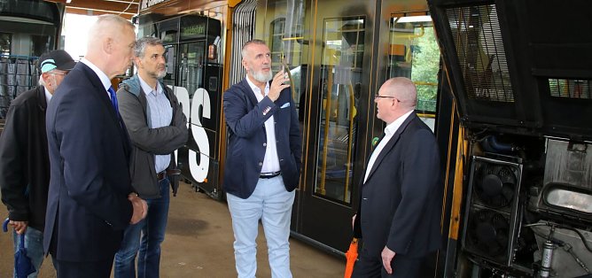 Th&uuml;ringens Minister f&uuml;r Digitales und Infrastruktur, Steffen Sch&uuml;tz, (Mitte) war heute unter anderem im Stra&szlig;enbahndepot der Stadt Nordhausen unterwegs (Foto: agl)