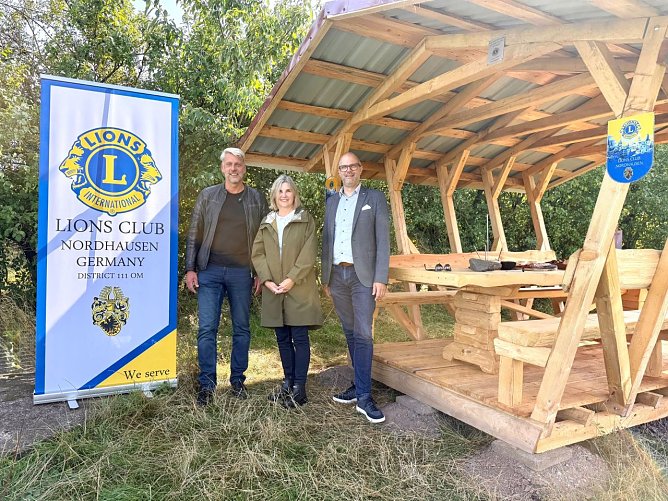 Der Lions Club &uuml;bergab gestern die neue Waldschenke in Harztor ihrer Bestimmung (Foto: Lions Club)