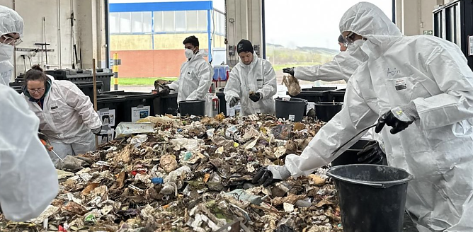 Wenn Wissenschaftler im M&uuml;ll w&uuml;hlen - im Landkreis wurde eine Hausm&uuml;llanalyse durchgef&uuml;hrt (Foto: Pressestelle Landratsamt)