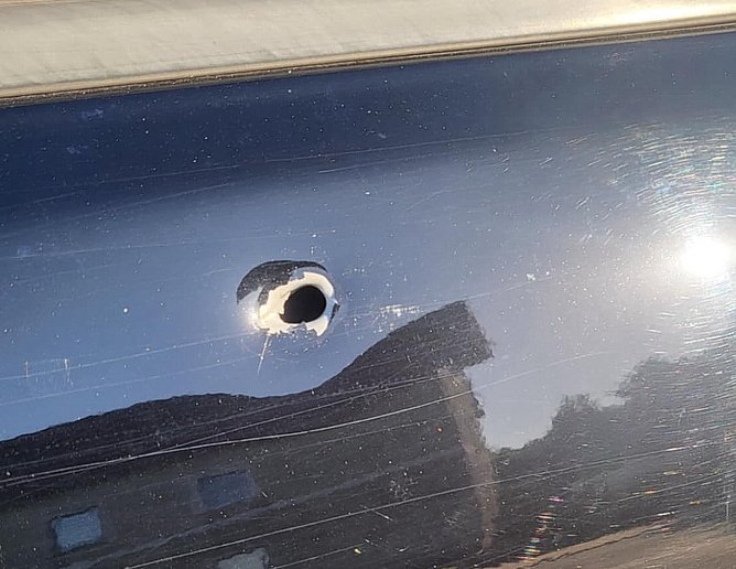 Einschussloch im Auto (Foto: Sebastian Bogner) Einschussloch im Auto (Foto: Sebastian Bogner)