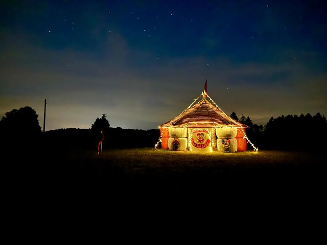 Ein Zirkuszelt aus Stroh erstrahlt im Lichterglanz (Foto: Emma Grabe) Ein Zirkuszelt aus Stroh erstrahlt im Lichterglanz (Foto: Emma Grabe)