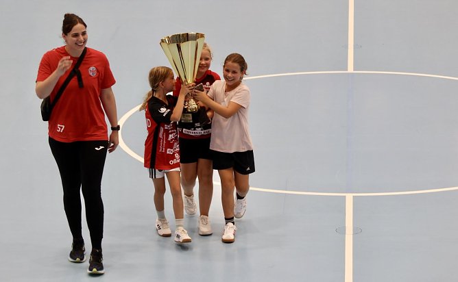 Mannschaftsf&uuml;hrerin Josefine Hanfland und THC-Nachwuchsstars tragen den Super-Cup in die Salza-Halle  (Foto: Eva Maria Wiegand)