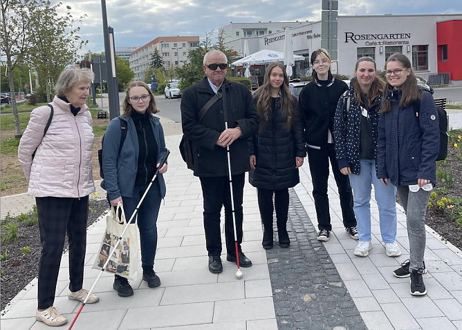 Peter Wernecke und Hannelore Picht unterwegs in Nordhausen Nord (Foto: Blinden- und Sehbehindertenverband Nordhausen)