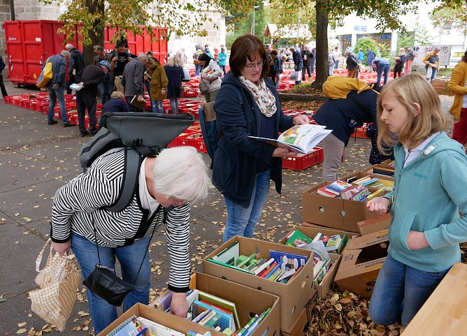 B&uuml;chermarkt an der Blasiikirche (Foto: F.Tuschy)