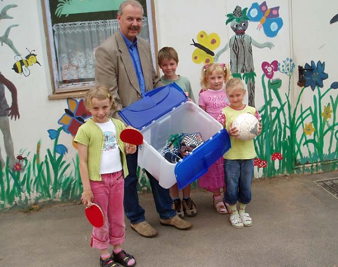 Kiste &uuml;bergeben (Foto: nnz)