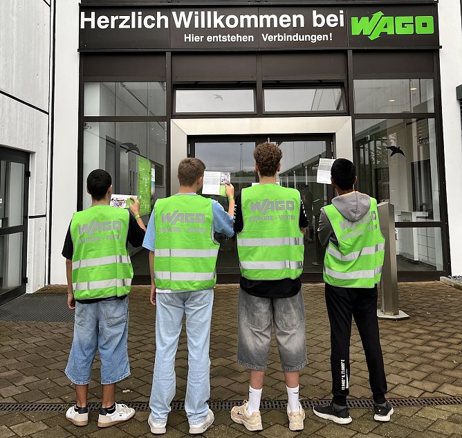 Schüler der Östertalschule auf dem WAGO Betriebsgelände (Foto: Regionalmanagement Nordthüringen) Schüler der Östertalschule auf dem WAGO Betriebsgelände (Foto: Regionalmanagement Nordthüringen)