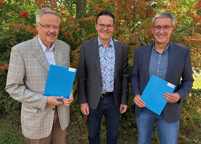 Mit der &Uuml;bergabe der Urkunden in den Ruhestand verabschiedet: Prof. Dr. J&ouml;rg Arnsmeyer (links), Hochschulpr&auml;sident Prof. Dr. J&ouml;rg Wagner (Mitte) und Prof. Dr. Bernd Schwien (rechts). (Foto: Tina Bergknapp)