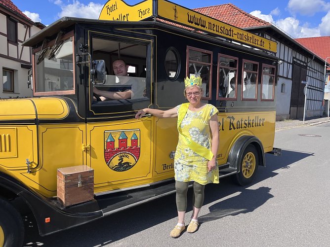 Als Garagenflohmarkt-Gr&uuml;nderin wurde Gabriele Neumeyer zur Jubil&auml;umsveranstaltung mit Sch&auml;rpe und Krone f&uuml;r ihre Verdienste rund um den Flohmarkt ausgezeichnet. Der Shuttle-Bus war dieses Jahr das erste Mal unterwegs. (Foto: Susanne Schedwill)