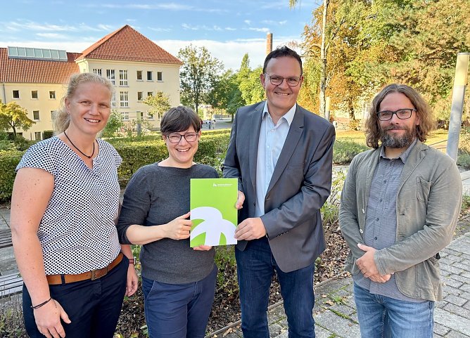 Unterzeichnung des Kooperationsvertrags zwischen der Hochschule Nordhausen und gehZEITEN gUG Chemnitz (v. l.): Yvonne Roscher, Michaela Kemper, Prof. Dr. J&ouml;rg Wagner und Friedrich Ederer. (Foto: Tina Bergknapp)