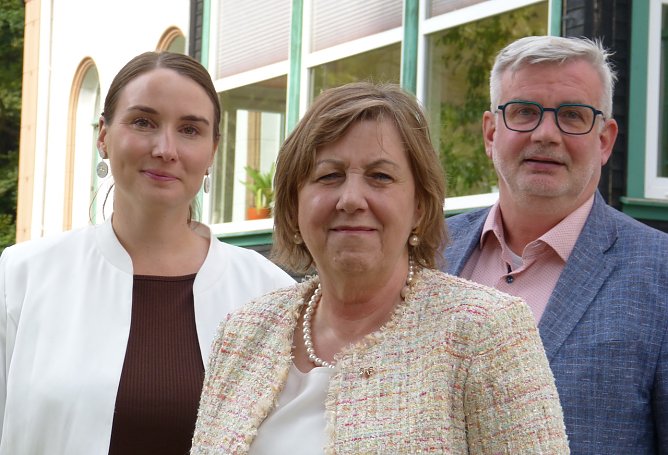 Th&uuml;ringens Ministerin Katharina Schenk nahm sich viel Zeit, trug detailliert vor und wollte Fotos mit Auszubildenden -Klassen, die weiter aktiv begleitet werden sollen. Im Bild: Martina R&ouml;der, Deutscher Pflegeverband DPV und Neanderklinik Harzwald sowie der I. Beigeordnete des Landrates vom LK Nordhausen, Stefan N&uuml;&szlig;le. Katharina Schenk ist die Th&uuml;ringer Ministerin f&uuml;r Arbeit, Soziales, Gesundheit, Frauen und Familie. (Foto: Tim Sch&auml;fer)