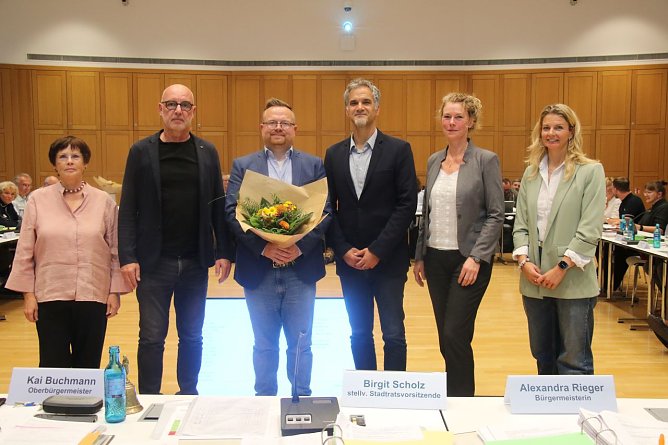 F&uuml;r Christian Lautenbach gab es zur Wahl zum Stadtratsvorsitzenden Blumen, den Vorsitz &uuml;bernimmt er beim n&auml;chsten Mal (Foto: ykh)
