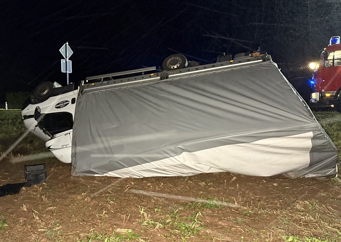 Unfall gestern Abend bei Günzerode (Foto: S.Dietzel) Unfall gestern Abend bei Günzerode (Foto: S.Dietzel)